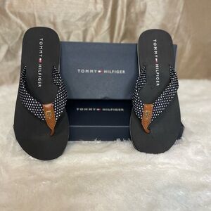 Tommy Hilfiger -New inbox-black and white polkadot flip-flops